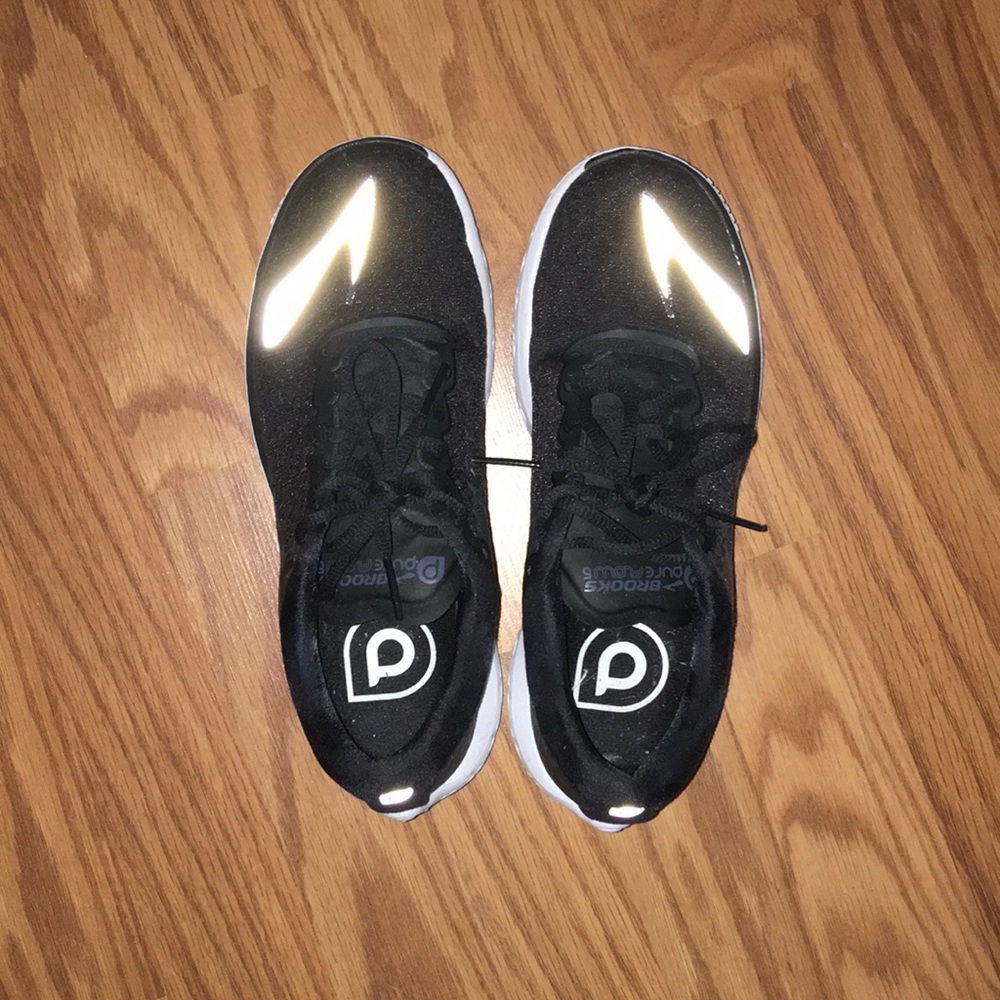 Brooks black tennis shoes